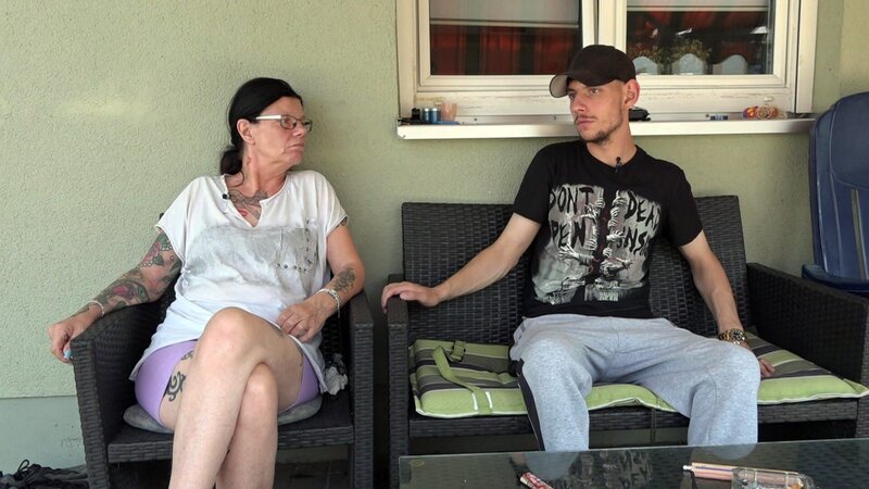 Pascal ist zurück in den Benz-Baracken. Der 22-Jährige hat nach dem erneuten Beziehungsaus mit seiner Ex-Freundin Unterschlupf bei seiner Mutter Beate gefunden. – Bild: RTL Zwei