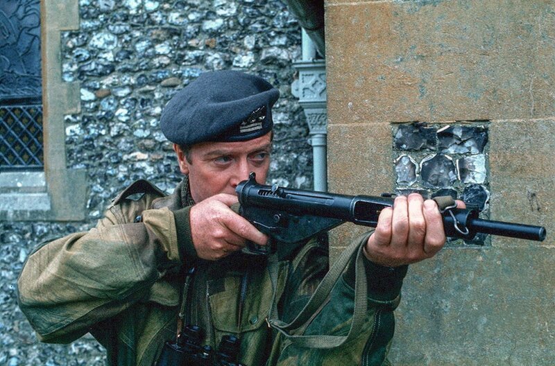 Oberst Steiner (Michael Caine) verschanzt sich mit seinen deutschen Fallschirmjäger in einer Kirche, wo sie auf die alliierten Truppen warten. – Bild: Carlton International Media Ltd