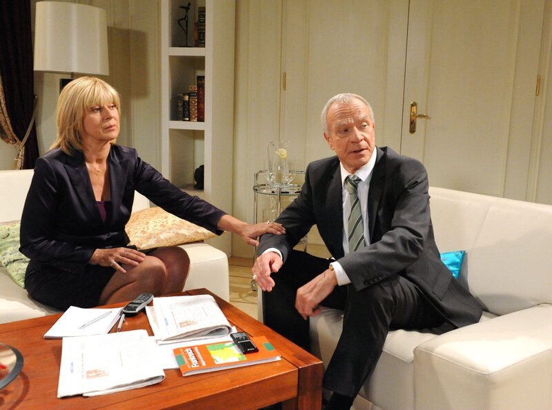 Charlotte (Mona Seefried, l.) und Werner (Dirk Galuba, r.) rätseln in größter Sorge, was Eva zugestoßen sein könnte. – Bild: ARD/​Ann Paur