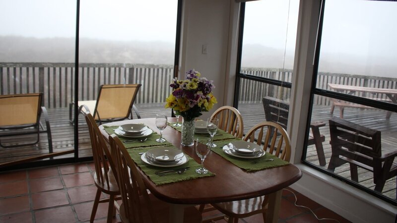 The dining room in Salty Bungalow is large with incredible views of Matagorda, Texas as seen on HGTV’s Beachfront Bargain Hunt. – Bild: HGTV /​ Scripps (Focus)