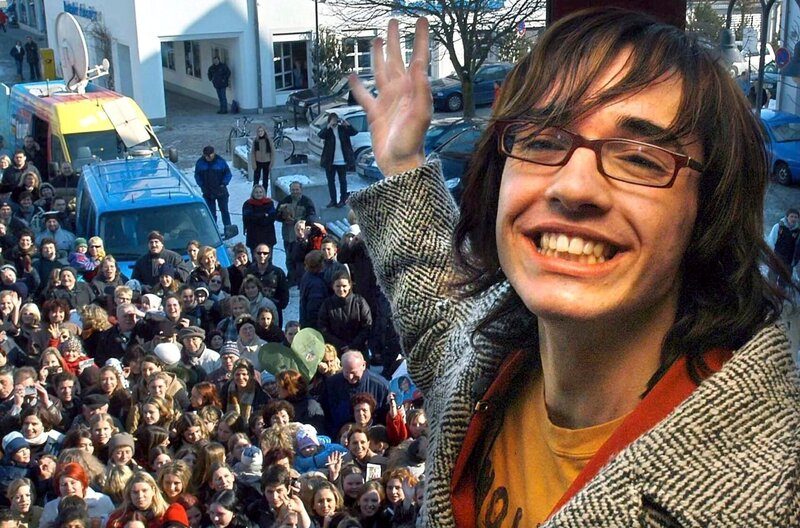 Daniel Küblböck, Kandidat der RTL-Show „Deutschland sucht den Superstar“, winkt vom Fenster des Rathauses im niederbayerischen Eggenfelden seinen Fans zu. – Bild: BR/​Gebrüder Beetz Filmproduktion/​Armin Weigel