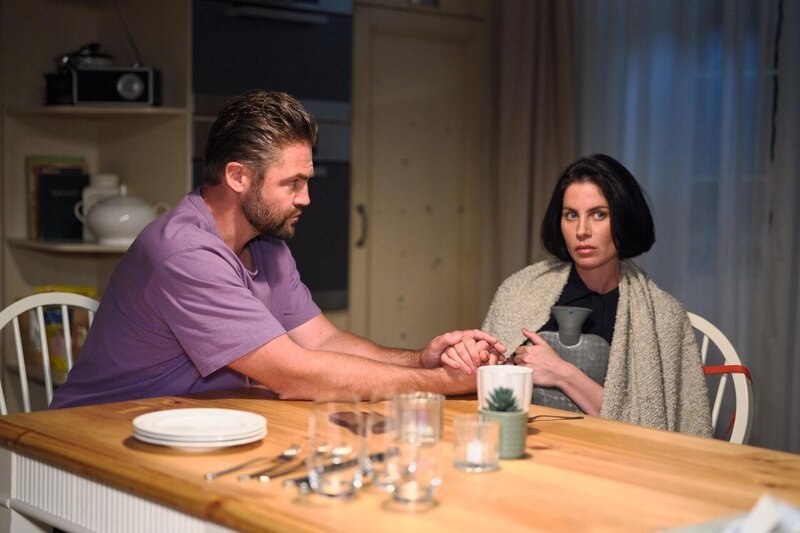 Sina (Valea Scalabrino) muss einsehen, dass sie Hilfe braucht. Links Bambi (Ben Heinrich) – Bild: RTL /​ Stefan Behrens /​ Das nächste Opfer