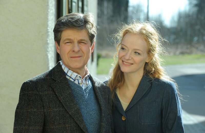 Als Burgl zu Besuch in Lansing ist, kommen sie und Roland sich wieder näher. Von links. Roland Bamberger (Horst Kummeth) und Burgl Ertl (Pippi Söllner). – Bild: BR/​Marco Orlando Pichler