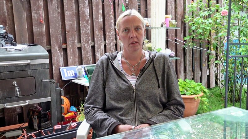 Katrin ist sauer, dass der Arzt bei ihrer Tochter Lina ADHS diagnostiziert hat. – Bild: RTL Zwei