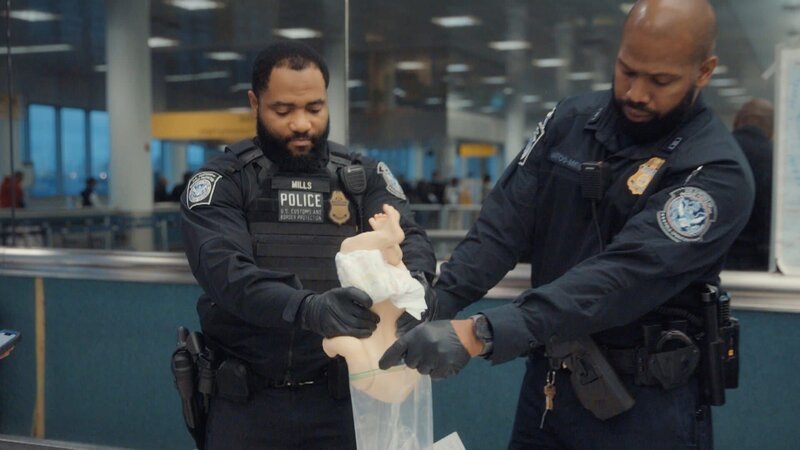 Zwei merkwürdige Puppen im Gepäck eines Passagiers aus Brasilien machen die Zollbeamten am Flughafen Newark misstrauisch. Zu Recht, denn in ihrem Inneren befinden sich Beutel mit einem kristallinen weißen Pulver. – Bild: WeltN24 GmbH
