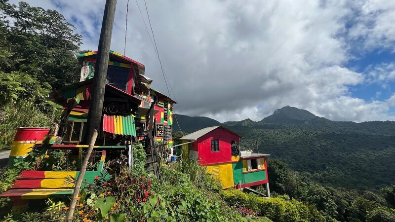 Die Karibikinsel Dominica Die Menschen auf Dominica sind stolz auf ihre naturbelassene Insel – auch deshalb ist so manches Haus in den Nationalfarben bemalt. – Bild: SRF/​NDR/​Till Lehmann