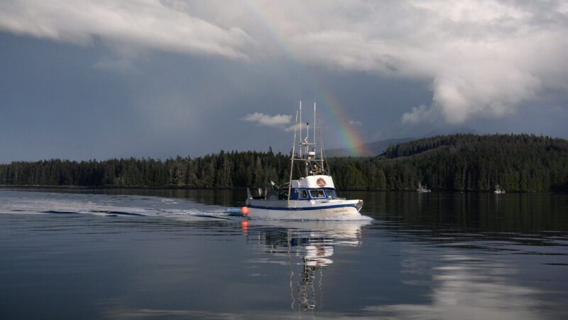 Carl Hernandez and Morgan Turcott return home with their bounty after a successful start of the commercial gillnet fishing season. (National Geographic) – Bild: National Geographic