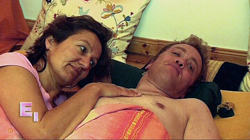 Max (38) ist Spastiker und geniesst die Zeit mit der ‚Berührerin‘ Milka (43) – Bild: RTL II