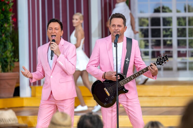 Das Duo Fantasy verspricht einen fantastischen Sound bei „Immer wieder sonntags“, der beliebten Unterhaltungsshow – live übertragen aus dem Europapark in Rust. – Bild: SWR/​Patrick Seeger