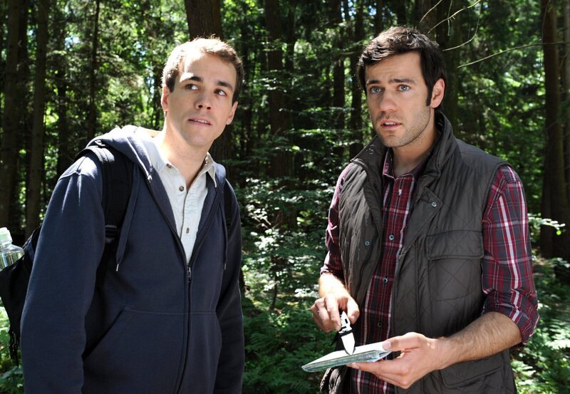 ARD STURM DER LIEBE FOLGE 1377, am Montag um 15:10 Uhr im ERSTEN. Jacob (Andreas Thiele, r.) und Xaver (Jan van Weyde, l.) machen sich gemeinsam auf die verzweifelte Suche nach Eva. – Bild: ARD/​Ann Paur