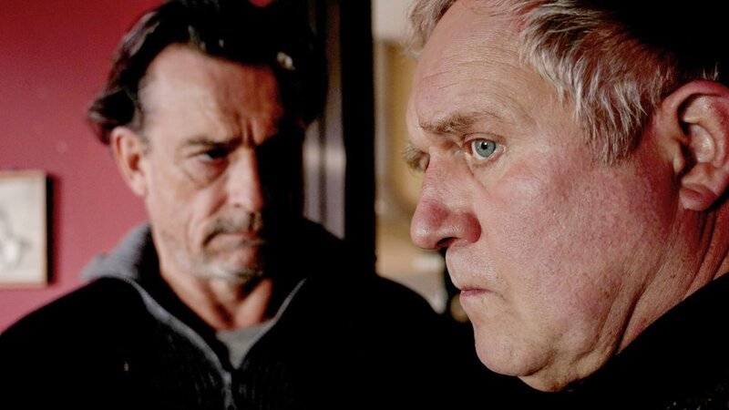 Gangster Armin Wiesner (Thomas Sarbacher, l.) vermutet dass Pfarrer Manfred Bahnert (Harald Krassnitzer, r.) die Diamantenbeute versteckt hat. – Bild: ORF/ZDF/Hans-Joachim Pfeiffer Gangster Armin Wiesner (Thomas Sarbacher, l.) vermutet dass Pfarrer Manfred Bahnert (Harald Krassnitzer, r.) die Diamantenbeute versteckt hat. – Bild: ORF/ZDF/Hans-Joachim Pfeiffer