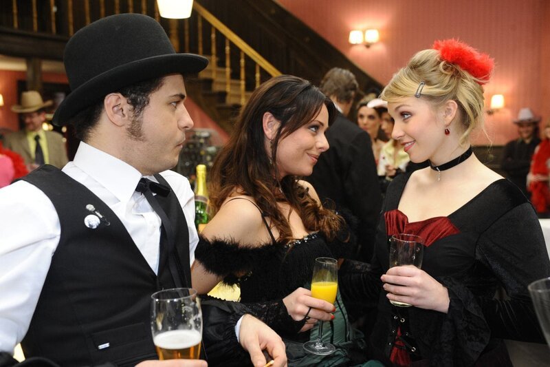 Vermissen Anna und Jonas jetzt schon: (v.l.n.r.) Maik (Sebastian König), Paloma (Maja Maneiro), Lily (Jil Funke) … – Bild: SAT.1 /​ Oliver Ziebe