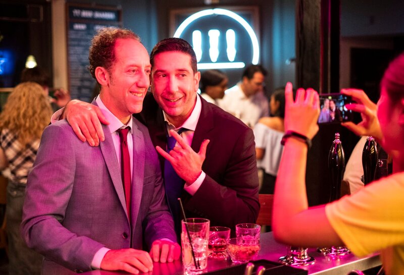 Jerry Bernstein (David Schwimmer, 2.v.l.) – Bild: Photographer – Ollie Upton /​ Sky UK Limited.