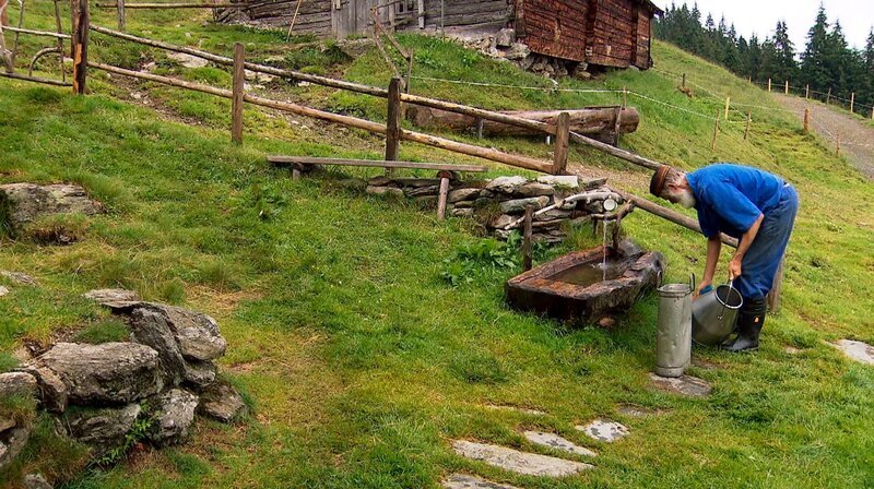 Auf der Unteren Lärchenbergalm versorgt Josef Kahn 10 Stück Rindvieh, Ziegen und Schweine.; Seit 20 Jahren freut sich der Bergbauer im Austrag auf jeden neuen Almsommer.; Bei der Milch ist Reinlichkeit das oberste Gebot für Sepp Kahn. – Bild: BR