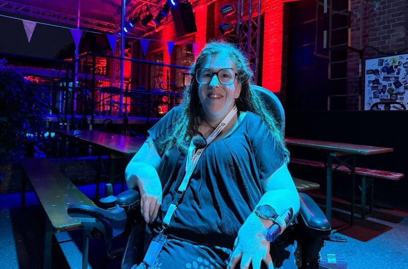 Existenzgründerin Daniela Heinlein möchte Events jeder Art barrierefrei und inklusiv machen. Im Musikclub Hirsch in Nürnberg veranstaltet sie ihr erstes Konzert innerhalb ihrer Selbständigkeit. – Bild: MDR/​Mia Media