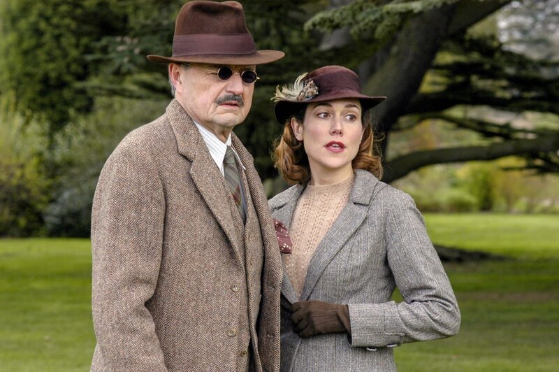 Sir Roderick Horsfield (Peter Bowles), Sonia (Lucy Liemann). – Bild: ORF/​ITV Studios Global Entertainment