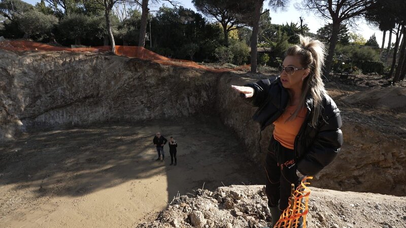 Die Baugrube auf dem neuen Grundstück in Saint-Tropez wird mit einem Bagger ausgehoben. Derweil befindet sich Robert in Dubai. Im Bild Carmen. – Bild: RTLZWEI