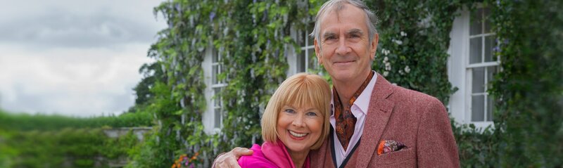 Ursula Monn und Peter Prager in „Rosamunde Pilcher: Haustausch mit Hindernissen“. – Bild: Romance TV (DE) /​ JON AILES