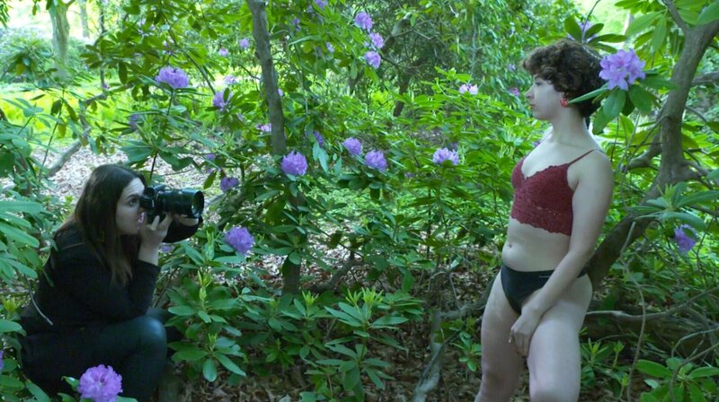 Für Body Positivity- Fotografin Caro Gugu (l.) ist Selbstakzeptanz wichtiger als perfekte Blutwerte. – Bild: RTL /​ Arriba Media