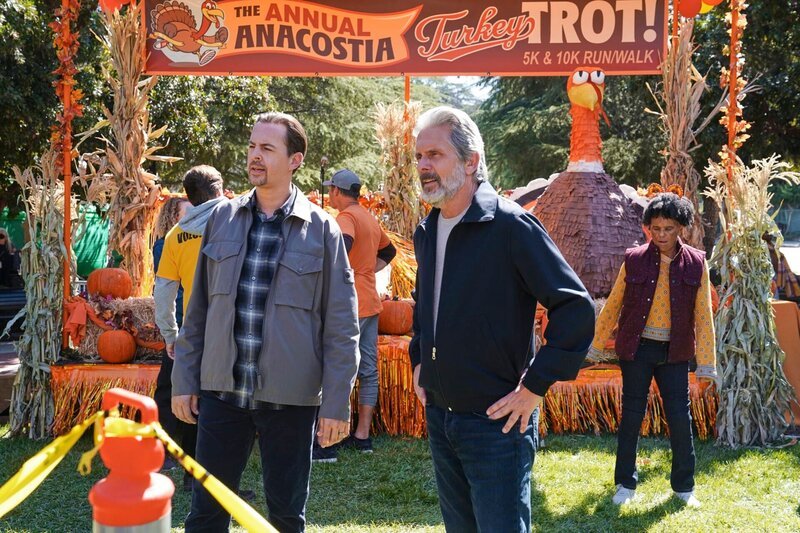 Timothy McGee (Sean Murray, l.); Alden Parker (Gary Cole, r.) – Bild: CH Media/​©2022 CBS Broadcasting Inc. All Rights Reserved./​MANDATORY CREDIT; NO ARCHIVE; NO SALES; NORTH AMERICAN USE ONLY/​©2022 CBS Broadcasting Inc. All Rights Reserved./​Sonja Flemming/​Sonja Flemming