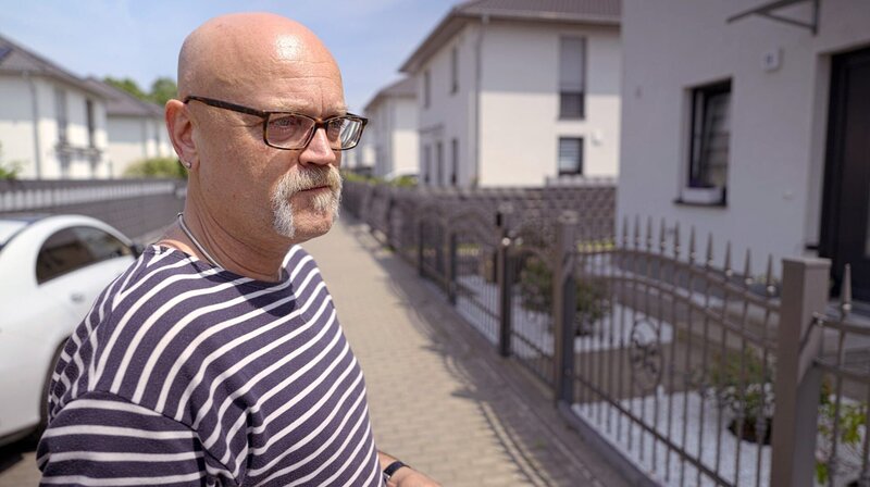 ARD/​SWR ZUGEPFLASTERT!, „Wie schützen wir unsere Städte vor dem Hitzekollaps?“, am Mittwoch (13.08.25) um 22:50 Uhr im ERSTEN. Auch Privathaushalte können gegen die Hitze aktiv werden. Ulf Soltau, Biologe und Autor des Blogs „Gärten des Grauens“, zeigt die Nachteile der beliebten Schottergärten auf – und rät zu Alternativen, die für Klima und Biodiversität förderlich sind. – Bild: SWR/​Ingo Mende