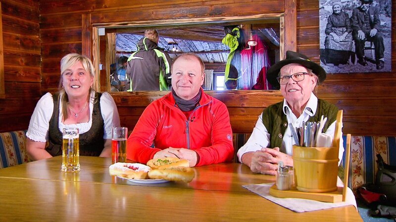 Hermann und Gertrud Plörer bewirtschaften sei 1987 die Löple-Alm mit Harry Prünster. – Bild: ORF