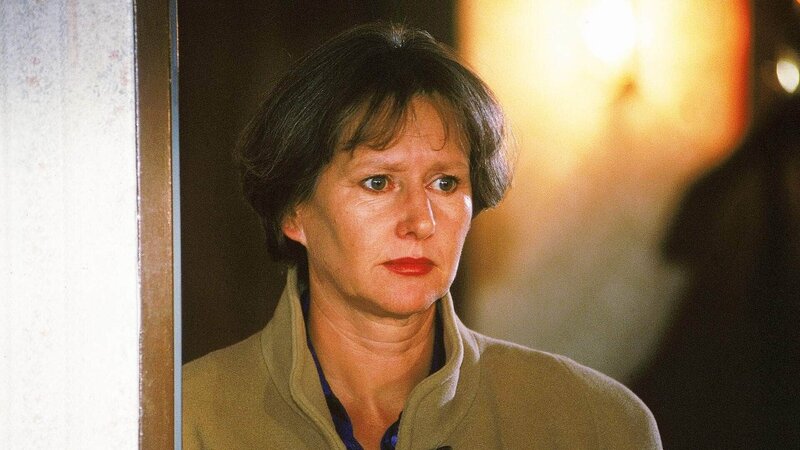 Jutta (Claudia Loerding) kommt nach Hause und kann nicht glauben, was sie sieht … – Bild: RTL