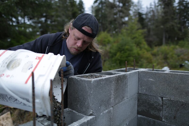 David Squibb builds an incinerator for the community of Port Protection. – Bild: Tony Castellano /​ National Geographic