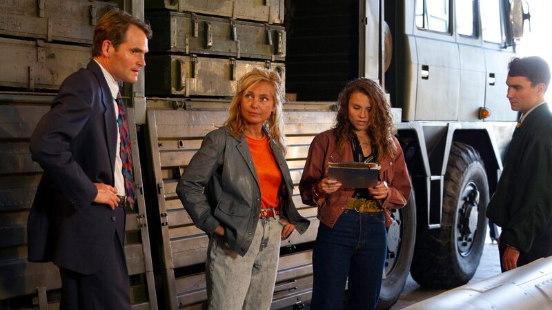 Frauke Beckmann (Henriette Hölzel, 2.v.r.) erläutert ihren ZERV-Kollegen Peter Simon (Fabian Hinrichs, l.) und Walter (Valentin Kleinschmidt, r.) sowie Ost-Kommissarin Karo Schubert (Naja Uhl, 2.v.l.) das Ausmaß des Waffenfundes. – Bild: 3sat