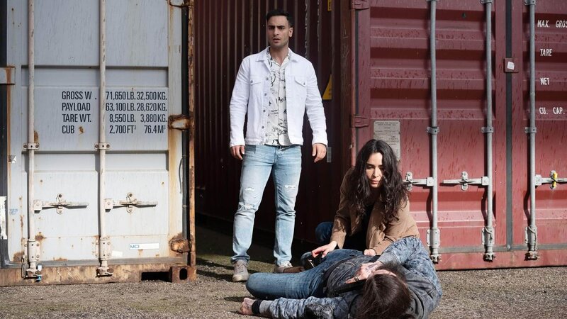 Als sie Clanchef Marko (Neven Pilipovic, lieg.) entdecken, wird Nihat (Timur Ülker) und Shirin (Gamze Senol) bewusst vor Augen geführt, dass Lukas Wolf keine Gnade kennt. Die Verwendung des sendungsbezogenen Materials ist nur mit dem Hinweis und Verlinkung auf TVNOW gestattet. – Bild: TVNOW /​ Sebastian Geyer