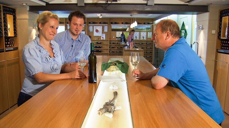 Harry Prünster zu Gast im Weinhof Rauch, Johannes Rauch und Kathi Leismüller. – Bild: ORF
