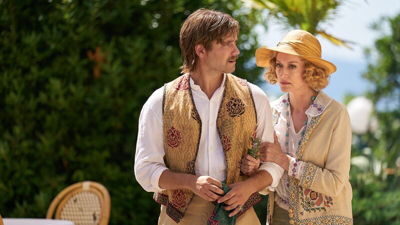 Lucian Ainsworth (Oliver Dench) und Bella Ainsworth (Natascha McElhone) – Bild: Beta Film