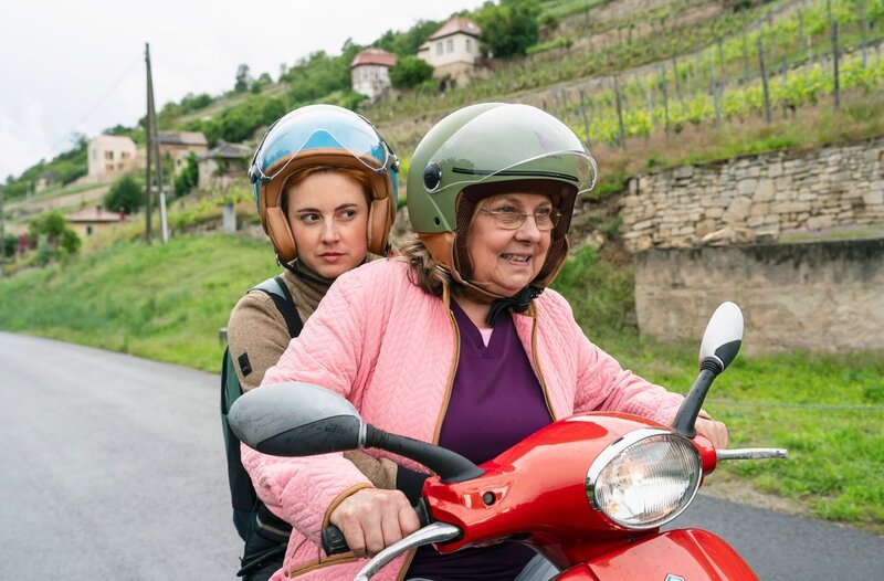 Julia (Meriel Hinsching) und Uta Helmreich (Ramona Kunze-Libnow) auf schnellstem Weg zum Rothe Hof – Bild: MDR/​Thomas Dietze