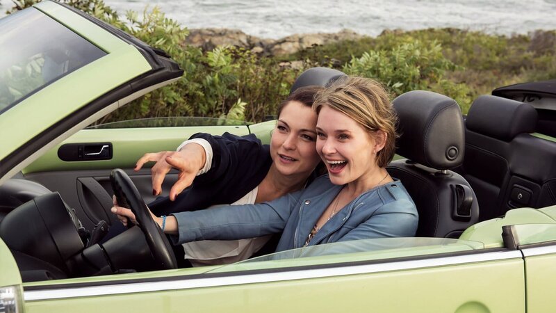 Katie Fforde – Ziemlich beste Freundinnen Episode 35  Beste Freundinnen: Henriette Richter-Röhl als Paula, Nadja Bobyleva als Emily. – Bild: SRF/​ZDF/​Rick Friedman