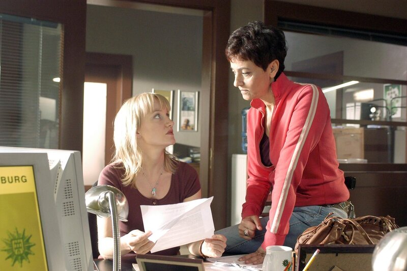 Caro (Eva Herzig, li.) erzählt Sabrina (Despina Pajanou), dass sie Post von einem Anwalt bekommen hat. Ihr Noch-Ehemann will um das Sorgerecht für ihre gemeinsame Tochter Michelle streiten. – Bild: ORF/​RTL