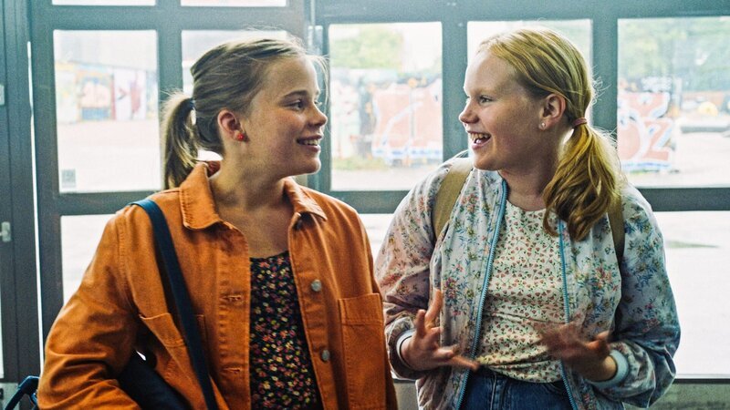 Lelle (Vilma Marttinen) und Lumi (Mai Aalto) sind Freundinnen. – Bild: KiKA/​Yle