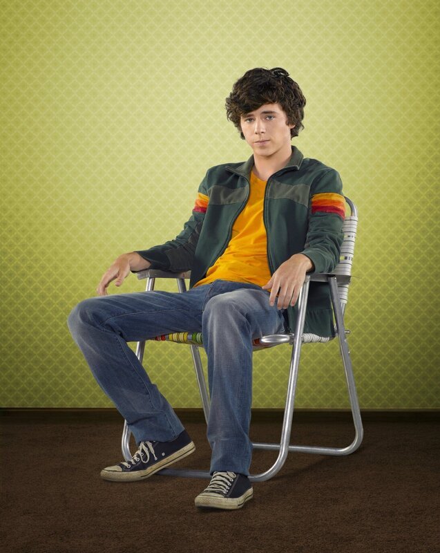 Axl (Charlie McDermott) kann faul, selbstsüchtig und gemein zu seinen Geschwistern sein, doch ganz tief innen drin schlummert auch in ihm ein guter Kern … – Bild: Warner Brothers Lizenzbild frei