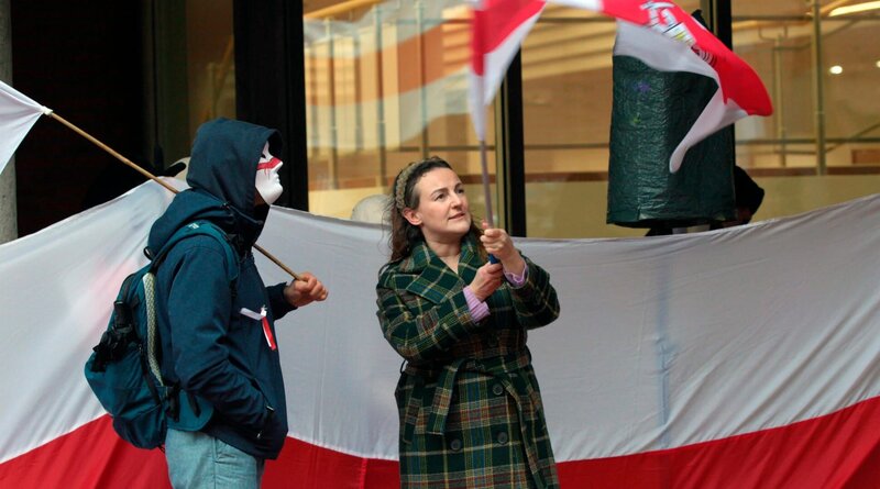 Nathalia Maksimava und ein Kollege während der Belarussischen Kundgebung am Museum Ludwig in Köln. – Bild: WDR/​Lichtfilm /​ ZDF