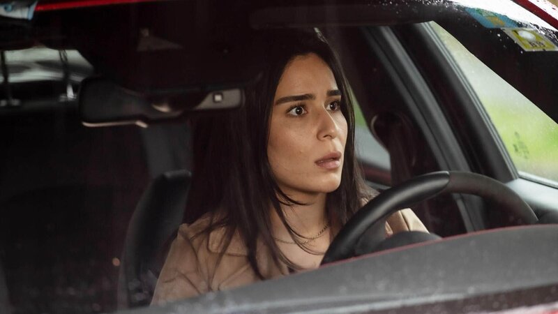 Shirin (Gamze Senol) wird auf ihre eigene Schuld zurückgeworfen, als sie Liz’ Handeln beobachtet. – Bild: TVNOW /​ Sebastian Geyer