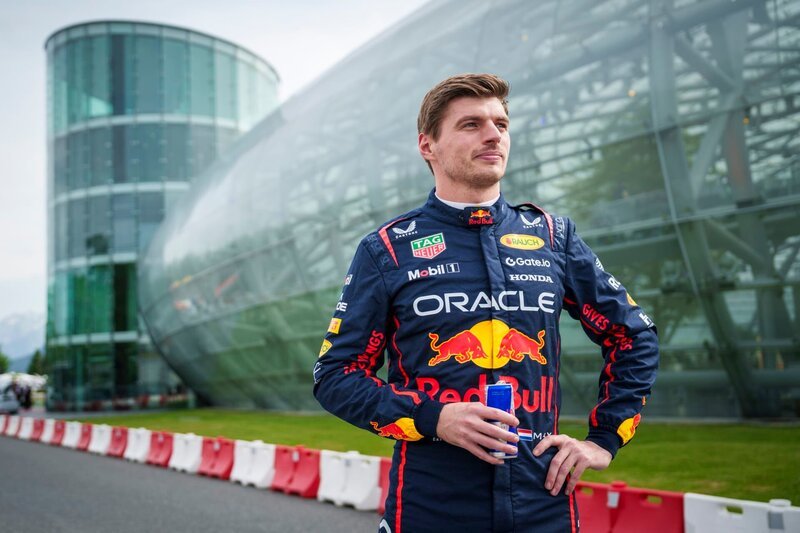 Max Verstappen während der Wiedereröffnung des Red Bull Hangar-7 in Salzburg, Österreich, am 4. Juni 2025 – Bild: Red Bull Content Pool /​ Philip Platzer