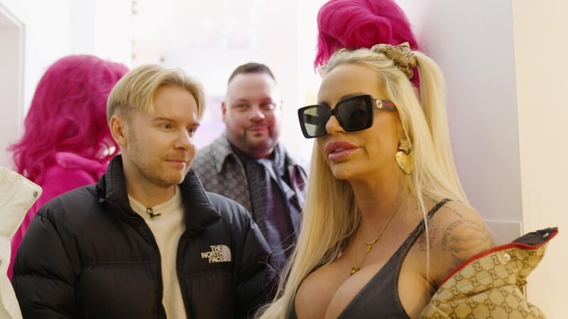 Ramón Wagner, Künstlermanager für Reality-Stars, mit Gina-Lisa Lohfink. – Bild: RTL /​ solisTV /​ Das System Reality-TV – Ramón Wagners exklusive Einblicke
