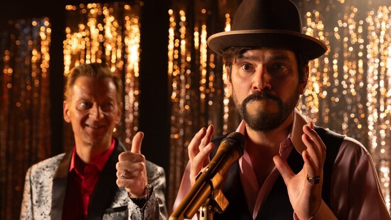 Ein Auftritt in der Show von Schlagertitan Florian Goldesel (Michael Kessler, l.) ist Paris’ (Jasin Challah, r.) größter Traum – oder Albtraum? – Bild: ZDF