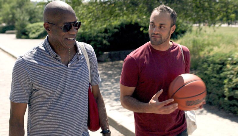 Edwin Moses (l.) mit seinem Sohn Julian. – Bild: WDR/​BROADVIEW TV GmbH/​Johannes Imdahl