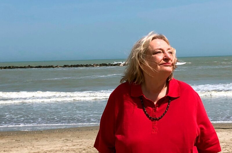 Vera am Strand von Lido Adriano. – Bild: BR/​Constanze Hegetusch