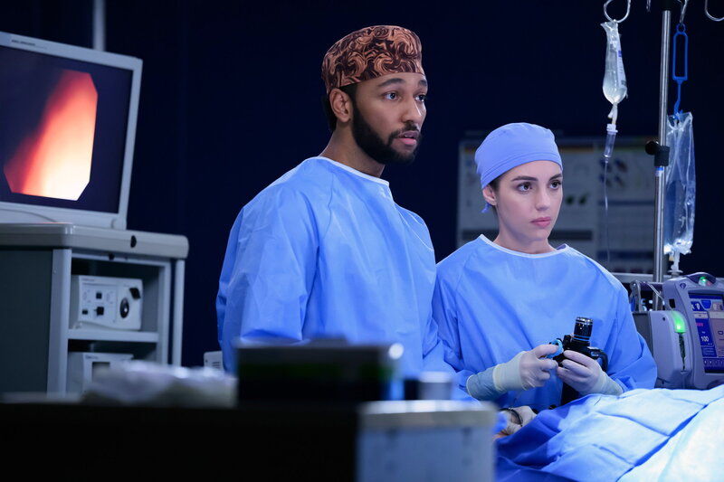Grey’s Anatomy Staffel 21 Folge 13 Anthony Hill als Dr. Winston Ndugu, Adelaide Kane als Dr. Jules Millin – Bild: SRF/​Disney