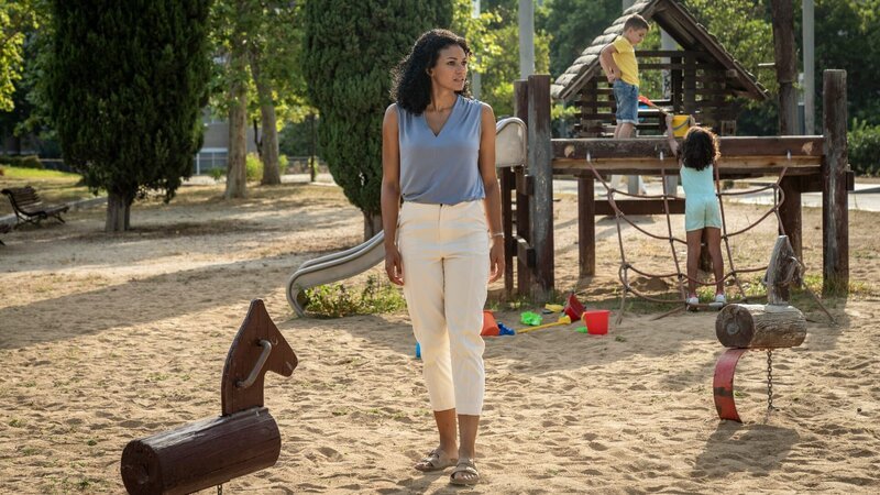 Auf einem Spielplatz verschwindet Gabbys (Melissa James) kleiner Sohn von einer Minute auf die andere. – Bild: ZDF