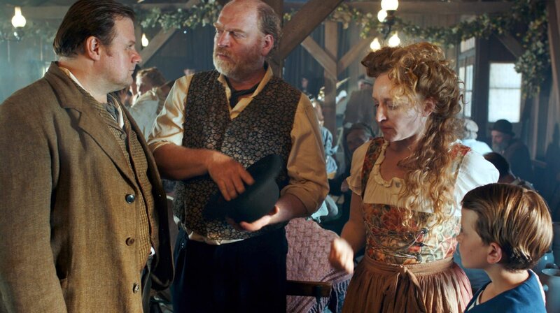 Rupp Kandl (Michael A. Grimm), Colina (Brigitte Hobmeier) und Maxi (Josef Staber) – Bild: BR/​ARD Degeto/​MDR/​WDR/​Zeitsprung Pictures GmbH/​Felix Cramer