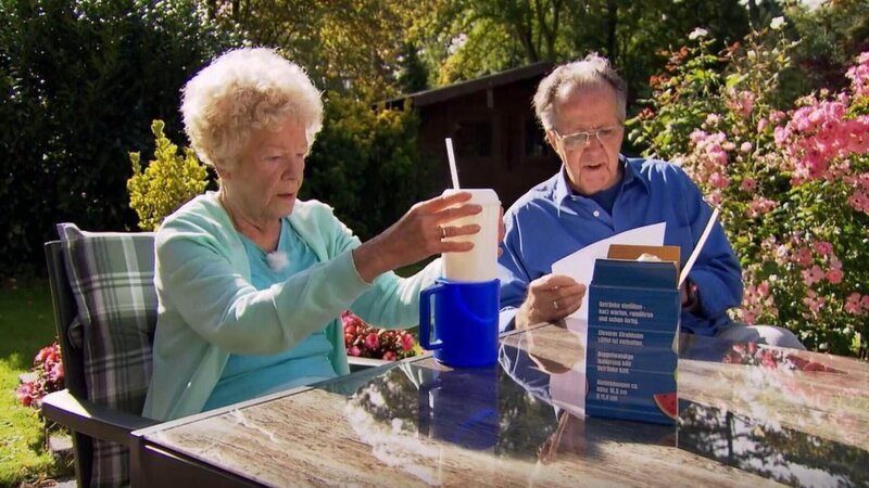 Ingrid und Otto Kneidinger testen „Slushy Mug“. – Bild: RTL
