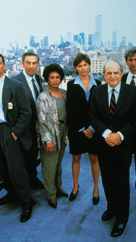 Det. Rey Curtis, Det. Lennie Briscoe, Lt. Anita Van Buren, Asst. D.A. Jamie Ross, D.A. Adam Schiff und Asst. D.A. Jack McCoy. – Bild: TVNOW