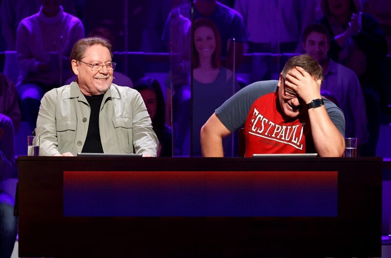 Rateteam-Kapitän Elton (r.) und der Comedian Jürgen von der Lippe (l.) bilden ein Rateteam. – Bild: ARD/​Morris Mac Matzen